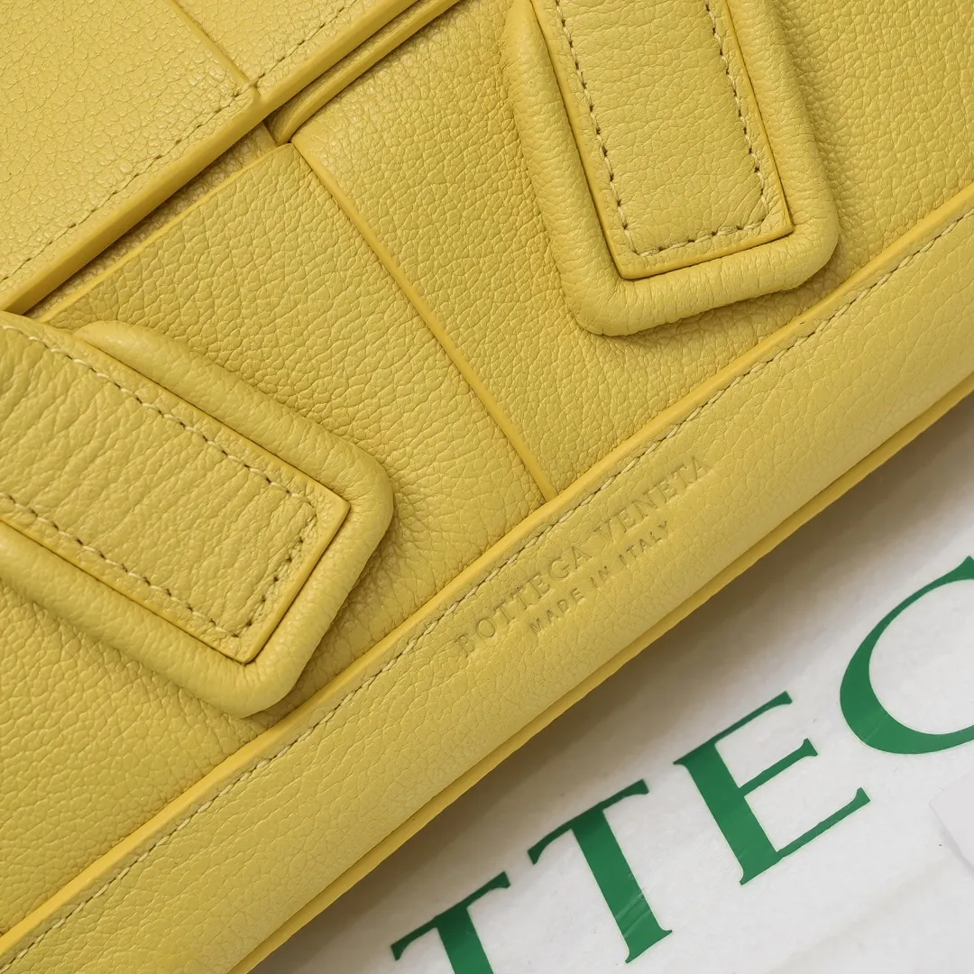 Bottega Veneta Mini Arco original pebbled cowhide has been out of control since the beginning of the cloud bag. It is made of leather block structure and has big ears with emergency buttons. It is super careful... and fashionable. The Mini size is more practical. It comes with a shoulder strap and can be worn cross-body on one shoulder. Style number [6693#] Dimensions: Bag opening 29, base 17.5, width 8, height 17 (excluding handle) pineapple yellow